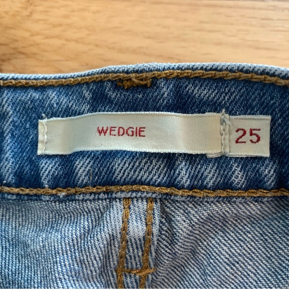 Women’s Levi’s Button Fly Ribcage Straight Leg Medium Wash Distressed Jeans 25 - Picture 5 of 14